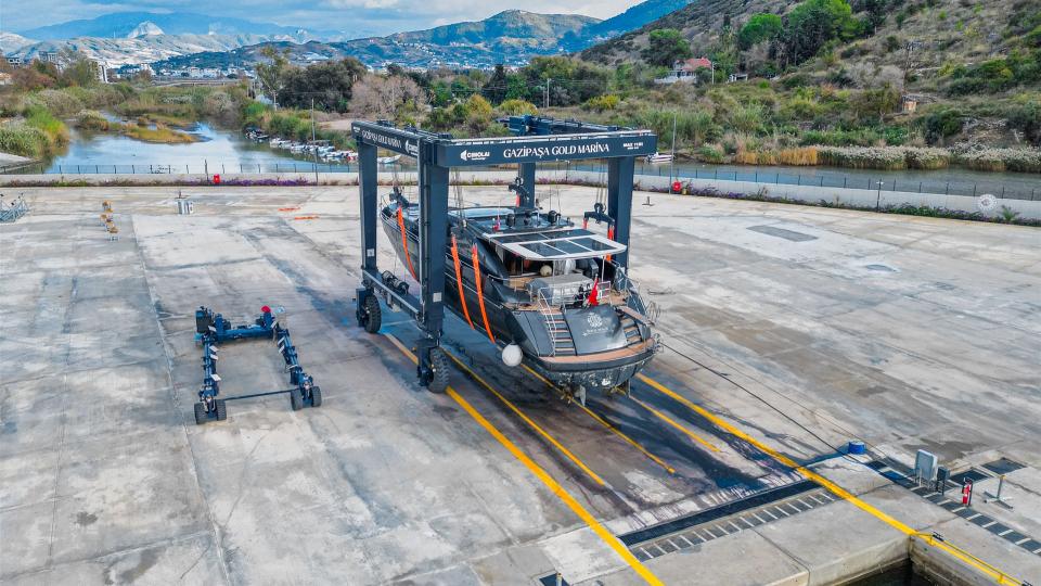 mobiler cimolai bootskran mobiler bootkran auf reifen mit angehängter motoryacht